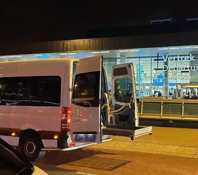 Rolstoelbus bij Schiphol voor reizigers uit Badhoevedorp